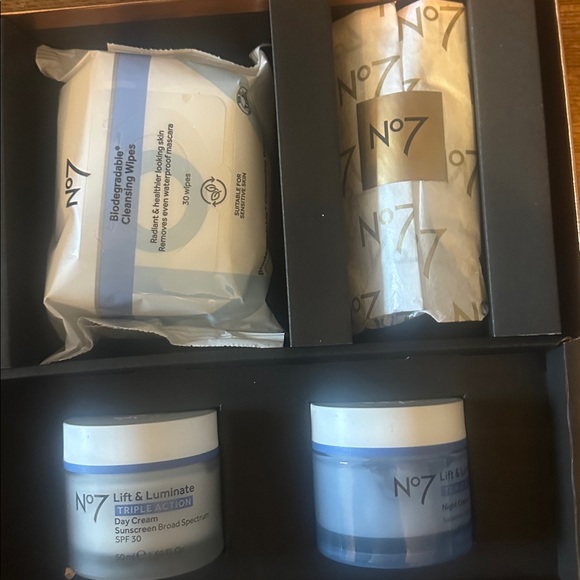 NIB No7 Ultimate Skincare Collection - Picture 2 of 2